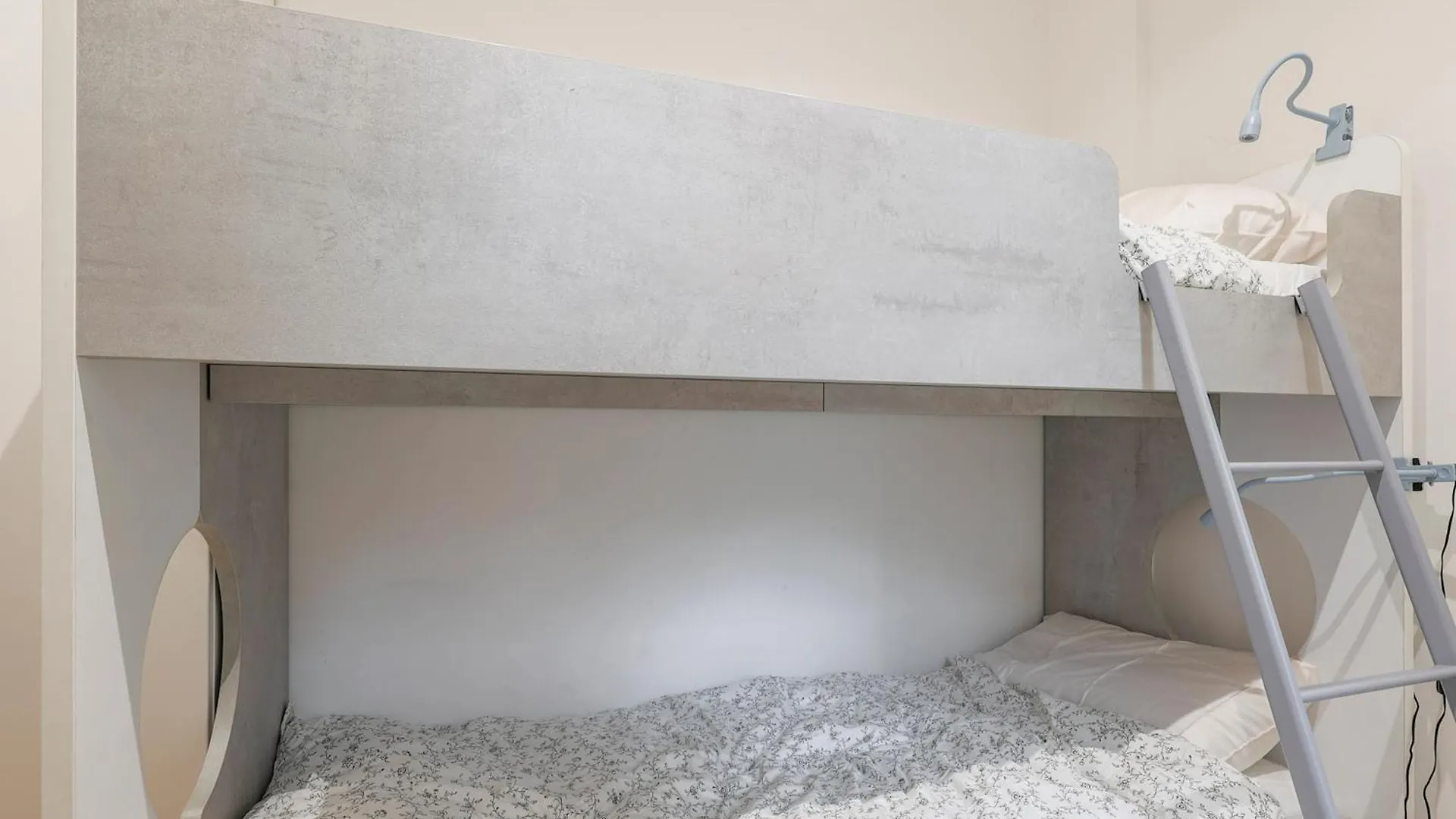 Fuori Le Mura - Balcony & A/C Como 0*,  İtalya