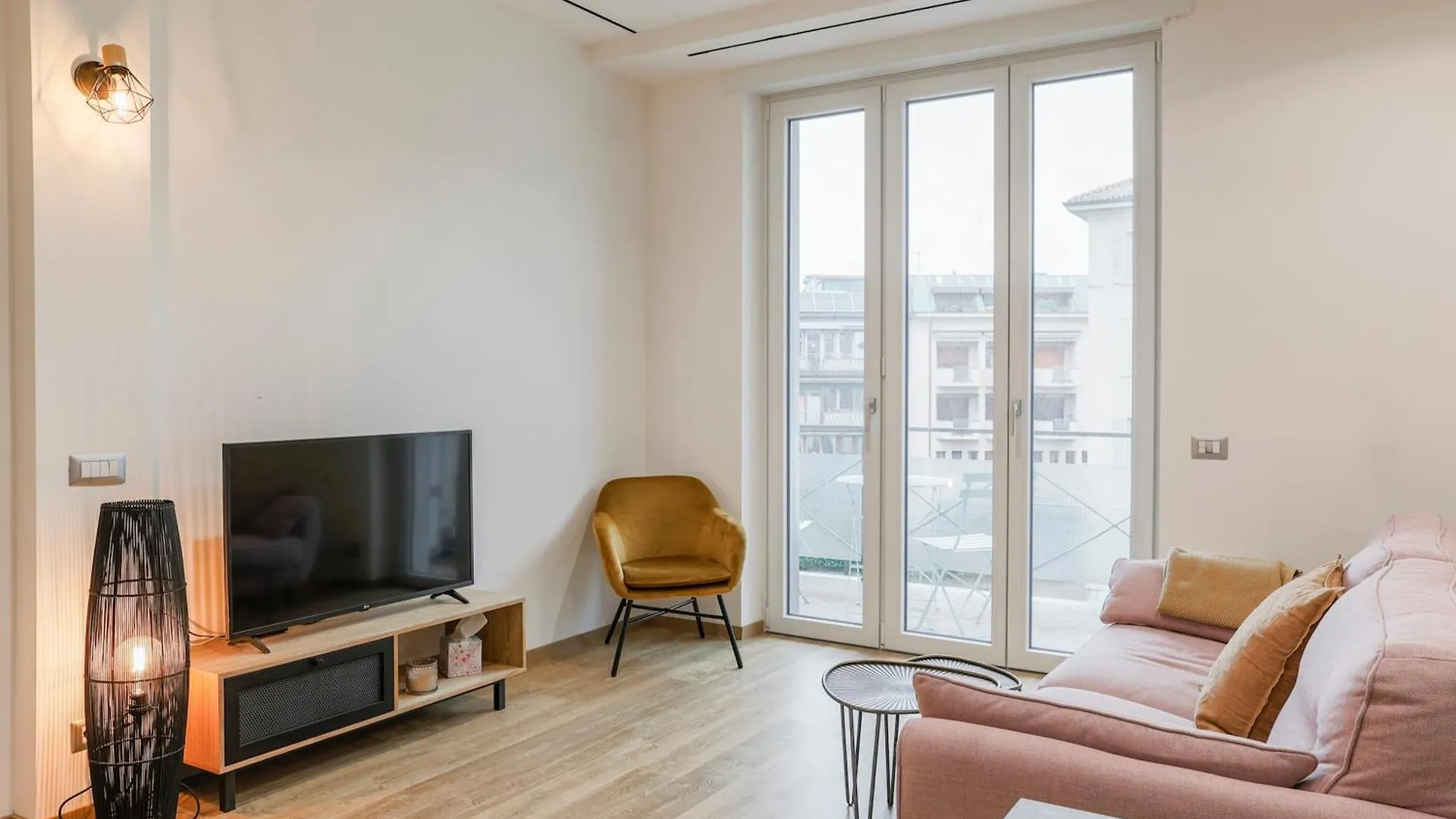 Fuori Le Mura - Balcony & A/C Como Daire