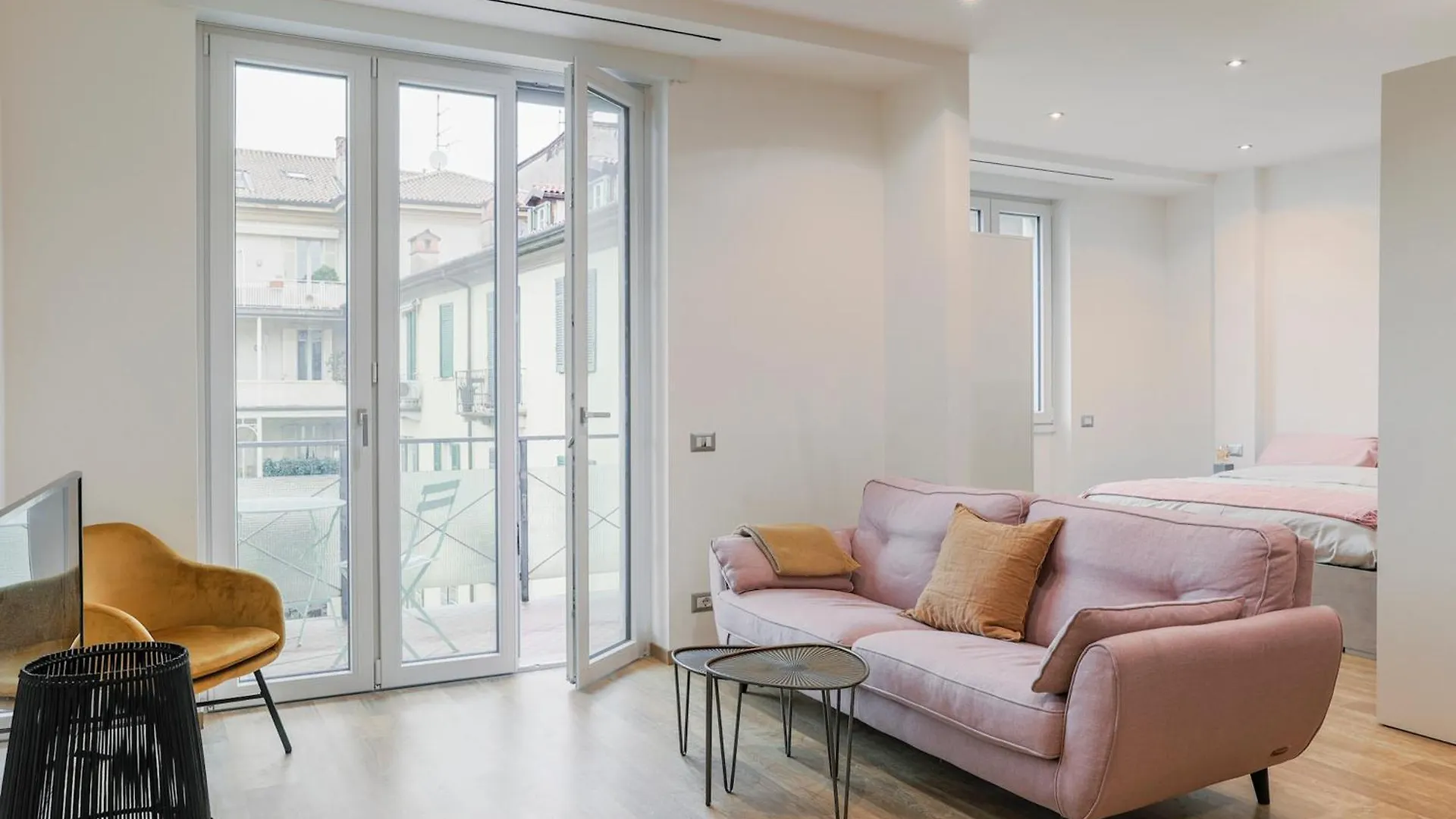 Fuori Le Mura - Balcony & A/C Como Daire